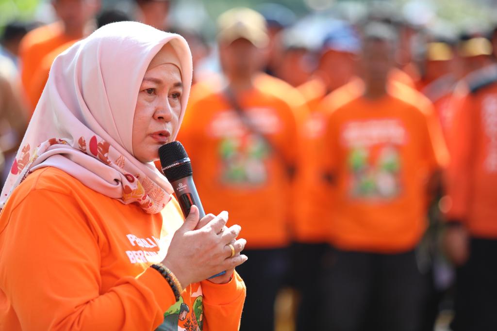 Direktur Pemulihan dan Peningkatan Sosial Ekonomi dan Sumber Daya Alam (PPESDA), Kedeputian Bidang Rehabilitasi dan Rekonstruksi BNPB, Eny Supartini memberikan sambutan dalam kegiatan Pemulihan Pascabencana Longsor Melalui Penanaman 1.000 Pohon Pada Kegiatan Budaya Sadar Bencana di Desa Cihanjuang, Kecamatan Cimanggung, Kabupaten Sumedang, Jawa Barat, Minggu (10/7).